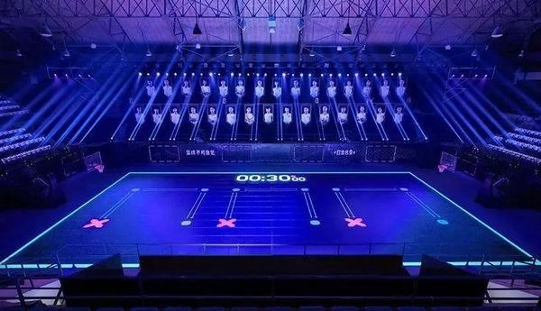 篮球场的整个地面由LED屏幕拼接组成